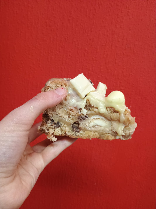 Kinder Milkybar Cookie Pie